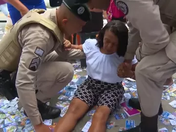 Mulher cai em buraco coberto com santinhos em Salvador antes de votar