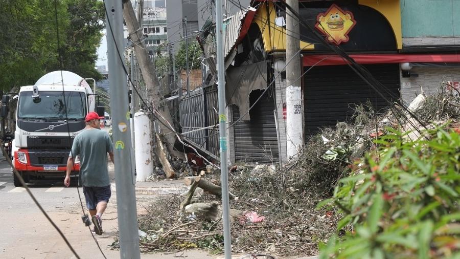 Lanchonete na Avenida Santo Amaro contabiliza prejuízos após três dias sem energia - RENATO S. CERQUEIRA/ATO PRESS/ESTADÃO CONTEÚDO