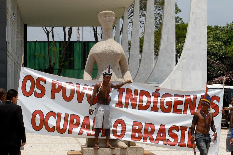 2013:  indígenas protestam contra a proposta que transfere ao Congresso o poder de demarcar terras indígenas