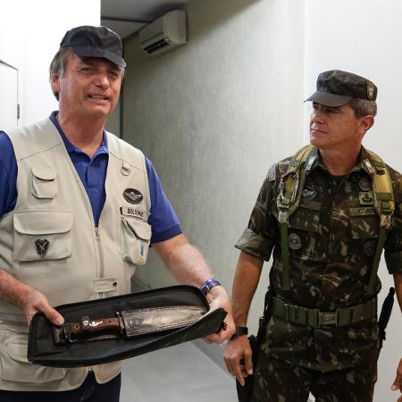 26.jul.2019 - Bolsonaro e o general Mario Fernandes em quartel do Exército em Goiânia (GO)