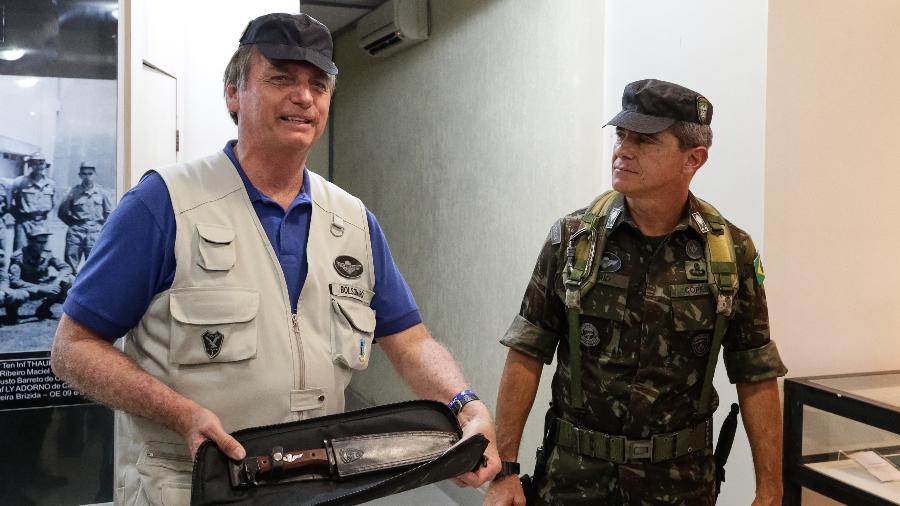 26.jul.2019 - Bolsonaro e o general Mario Fernandes em quartel do Exército em Goiânia (GO)