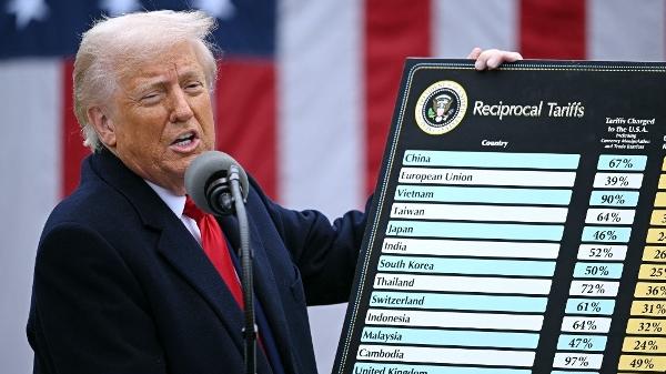 O presidente dos EUA, Donald Trump, segura um gráfico enquanto faz comentários sobre tarifas recíprocas 