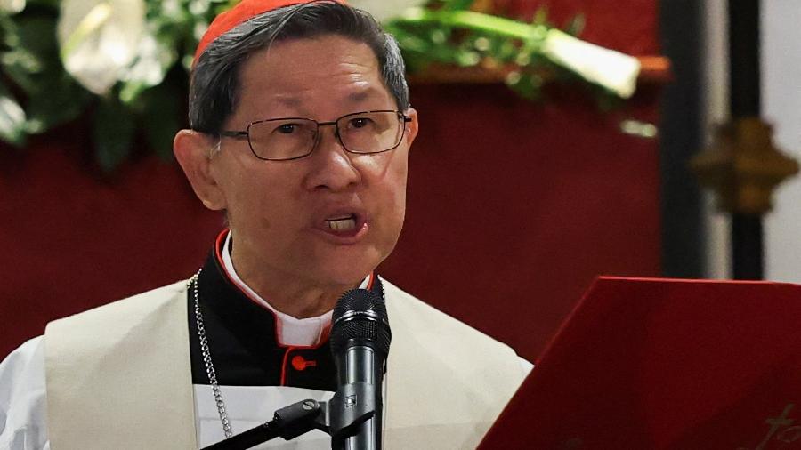 O cardeal Luis Antonio Tagle reza o terço para o Papa Francisco do lado de fora da Basílica de Santa Maria Maggiore, em Roma, Itália, em 24 de abril de 2025 O cardeal Luis Antonio Tagle reza o terço para o Papa Francisco do lado de fora da Basílica de Santa Maria Maggiore, em Roma, Itália, em 24 de abril de 2025