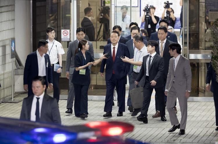 O ex-presidente da Coreia do Sul, Yoon Suk Yeol (C), deixa o Tribunal Distrital Central de Seul, em Seul, em 9 de julho de 2025, antes de ser levado ao Centro de Detenção de Seul, em Uiwang. O ex-presidente da Coreia do Sul, Yoon Suk Yeol (C), deixa o Tribunal Distrital Central de Seul, em Seul, em 9 de julho de 2025, antes de ser levado ao Centro de Detenção de Seul, em Uiwang.