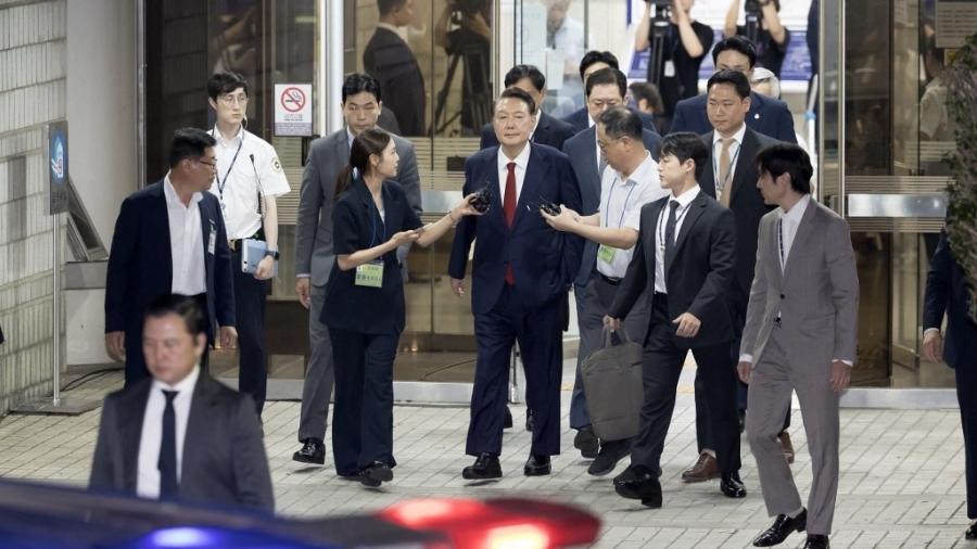 O ex-presidente da Coreia do Sul, Yoon Suk Yeol (C), deixa o Tribunal Distrital Central de Seul, em Seul, em 9 de julho de 2025, antes de ser levado ao Centro de Detenção de Seul, em Uiwang. O ex-presidente da Coreia do Sul, Yoon Suk Yeol (C), deixa o Tribunal Distrital Central de Seul, em Seul, em 9 de julho de 2025, antes de ser levado ao Centro de Detenção de Seul, em Uiwang.