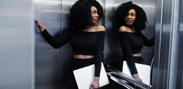 Por que elevadores sempre têm espelhos? Esses são os 3 verdadeiros motivos