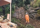 Mulher é soterrada e sai dos escombros sozinha após deslizamento em MG