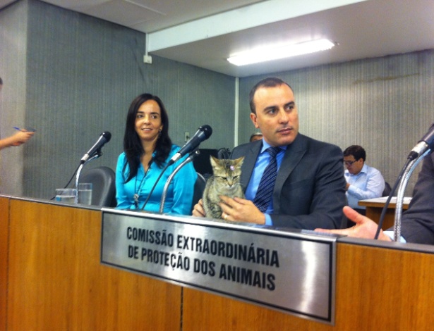O deputado estadual Noraldino Júnior (PSC-MG), que passou dez dias com a gata Nora na Assembleia mineira - Divulgação