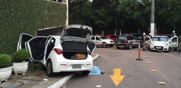 Carro dos suspeitos que bateu em muro do hospital Divina Providência, em Porto Alegre - Mauricio Tonetto/Agência RBS