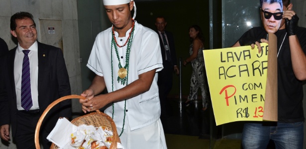 Observado pelo deputado Paulinho (SD-SP), homem distribui acarajés na Câmara dos Deputados - Renato Costa/Folhapress