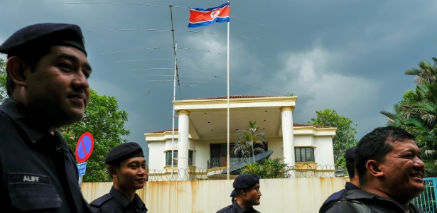 Policiais malaios passam diante da Embaixada da Coreia do Norte, em Kuala Lumpur - Athit Perawongmetha/ Reuters