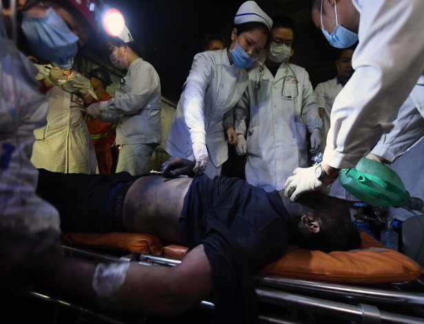Mineiro recebe atendimento médico logo depois de ser resgatado da mina de carbono - Li Ga/Xinhua