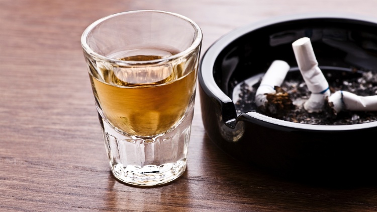 Cigarette, alcohol, whiskey, addictions - Getty Images/iStockphoto - Getty Images/iStockphoto