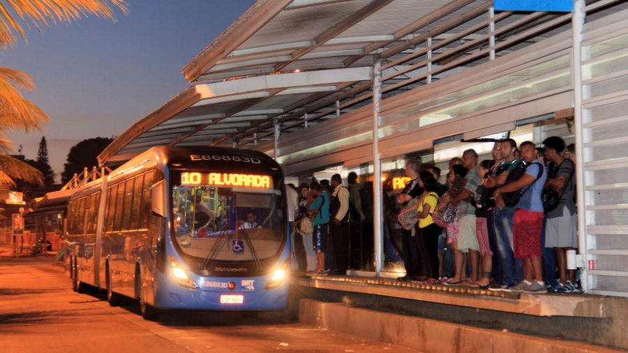 ônibus do BRT coleta passageiros - Uanderson Fernandes/Agência O Globo