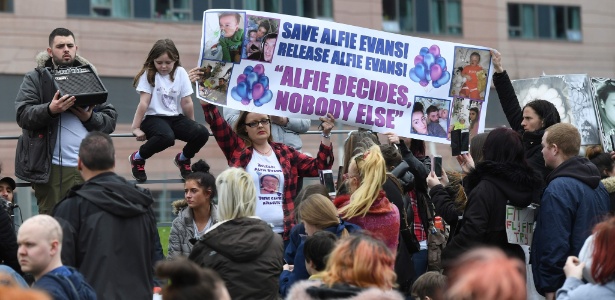Manifestantes se reunem em frente a hospital em Liverpool onde está internado o bebê Alfie Evans - Paul Ellis/AFP