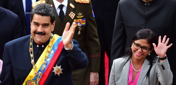 Presidente Nicolás Maduro chega ao congresso da Venezuela com Delcy Rodríguez - Ronaldo Schemidt/AFP
