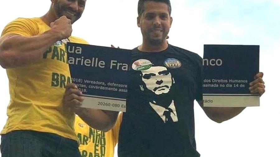 Rodrigo Amorim (de preto) e Daniel Silveira exibem placa em homenagem a Marielle Franco depredada por eles durante a campanha de 2018 - Reprodução/Rede Social