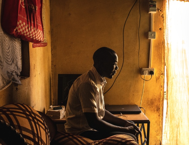 Richard Ochieng, 26, em sua casa em Nairobi, no Quênia - Andrew Renneisen/The New York Times