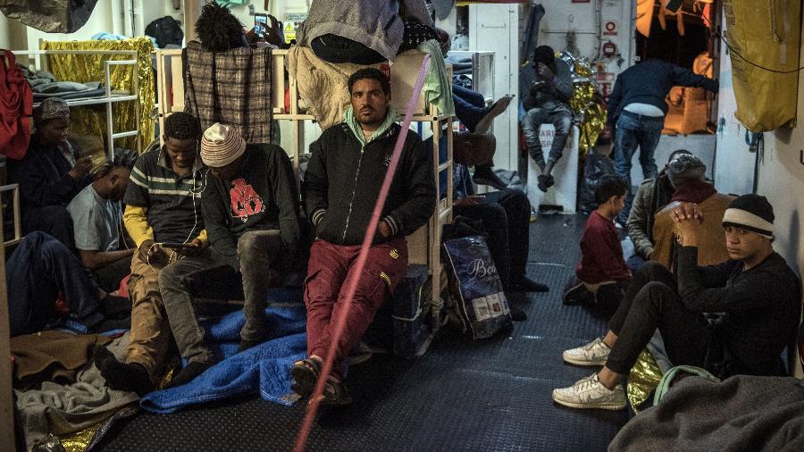 7.jan.2019 - Migrantes resgatados que estão presos desde o final de dezembro na costa de Malta a bordo do navio de resgate Sea Watch 3 no Mar Mediterrâneo - Sergey Ponomarev/The New York Times