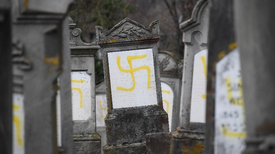 19.fev.2019 - Suásticas são pintadas nos túmulos do cemitério judaico em Quatzenheim, na França - Frederick Florin/AFP