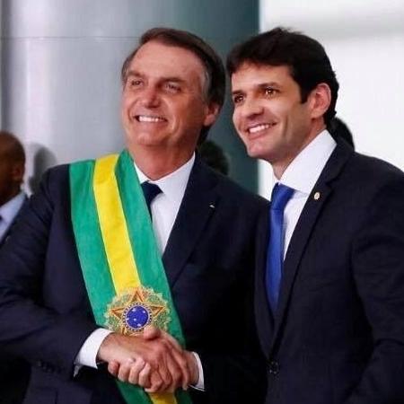 O presidente Jair Bolsonaro (PSL) cumprimenta o ministro Marcelo Álvaro Antônio durante sua cerimônia de posse no Planalto - Reprodução - 1º.jan.2019/Facebook/Marcelo Álvaro Antônio