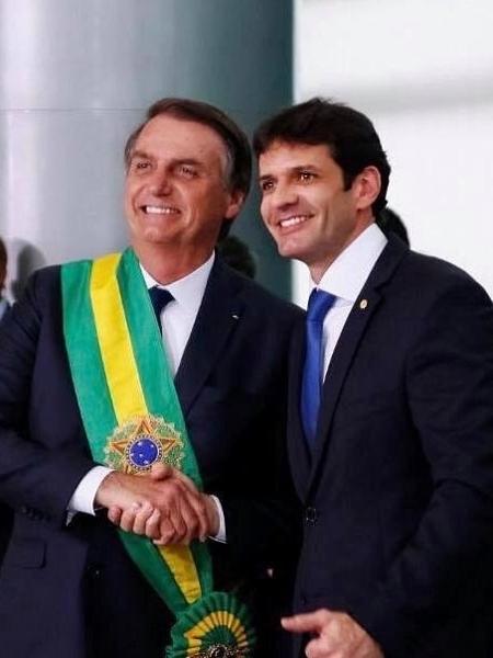 Bolsonaro cumprimenta o ministro Marcelo Álvaro Antônio durante sua cerimônia de posse no Planalto. - Reprodução - 1º.jan.2019/Facebook/Marcelo Álvaro Antônio