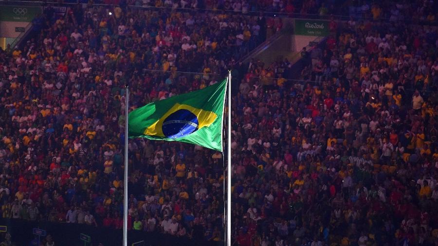 Bandeira do Brasil é hasteada durante cerimônia de abertura das Olimpíadas do Rio de Janeiro (2016) - Getty Images