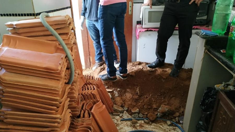Corpo estava enterrado dentro de uma cova na área de serviço da casa - Divulgação/Polícia Civil-MG