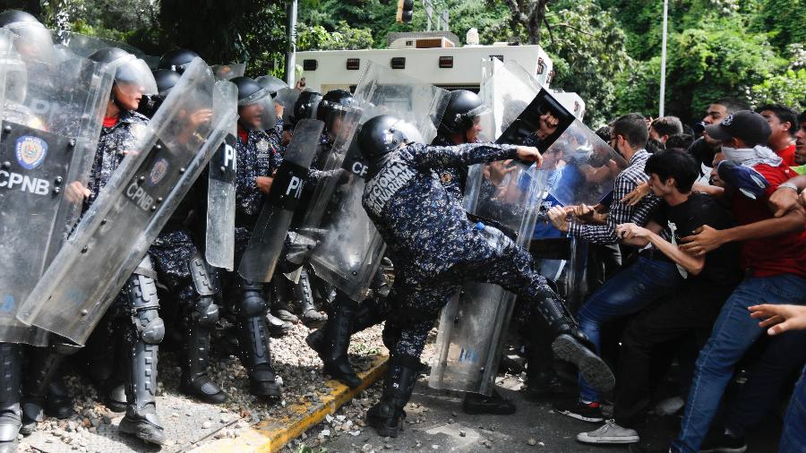 Policiais e estudantes se enfrentam durante protesto na Venezuela - Leonardo Fernandez Viloria/Getty Images