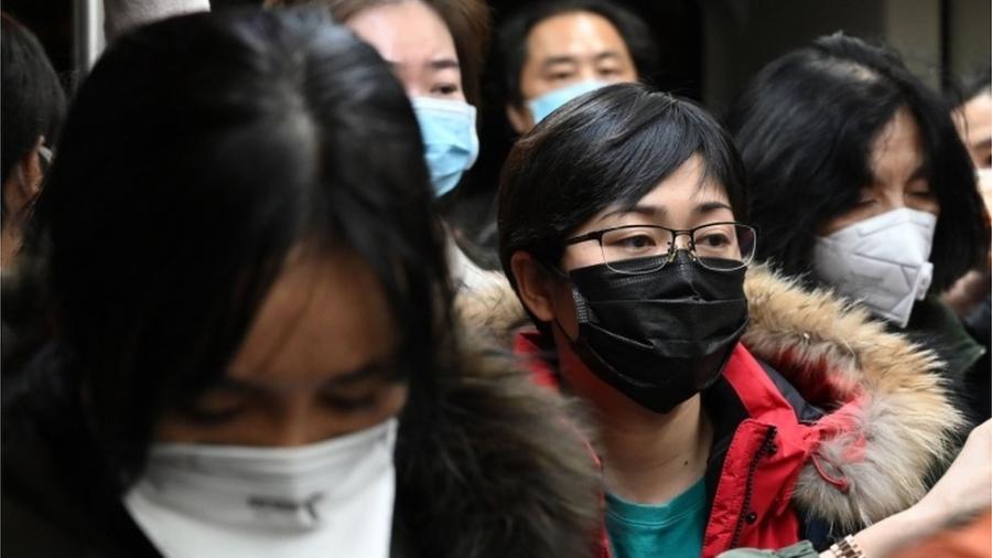 Passageiros usam máscaras de proteção ao desembarcar no aeroporto internacional de Pequim - Getty Images