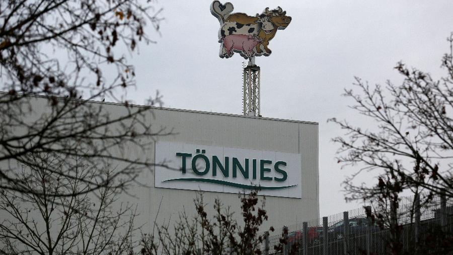 O surto de covid-19 no frigorífico da empresa Tönnies, a maior do ramo na Alemanha, gerou protestos na sede da empresa - Ina Fassbender