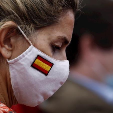17.jul.2020 - Assistente usa máscara com a bandeira da Espanha durante o lançamento de um livro em Madri - EFE/Mariscal