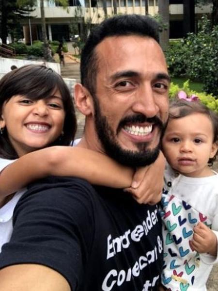 O educador parental Rodrigo Gaspar, 35 anos, e as filhas Ana Rafaela, de 7 anos, e Gabriela, de 1 ano - Arquivo Pessoal/Agência Brasil