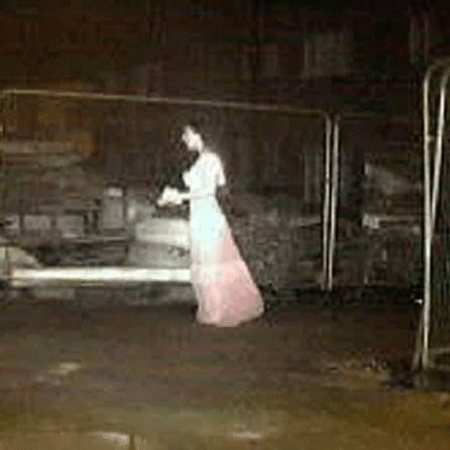 Câmera de segurança em construção na Inglaterra registra "noiva fantasma" - Reprodução