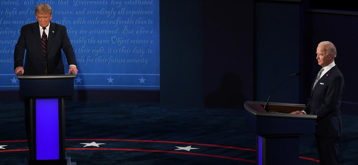 Donald Trump e Joe Biden em palco do primeiro debate presidencial - SAUL LOEB / AFP