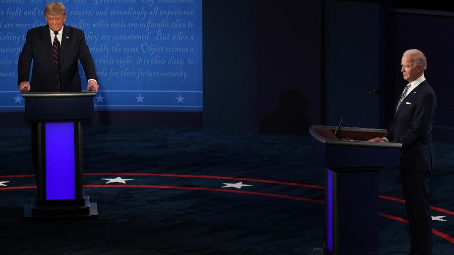 Donald Trump e Joe Biden em palco do primeiro debate presidencial - SAUL LOEB / AFP