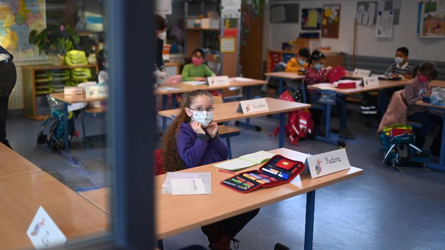 Crianças usam máscaras na sala de aula na escola primária de Petri em Dortmund, na Alemanha - Ina Fassbender/AFP