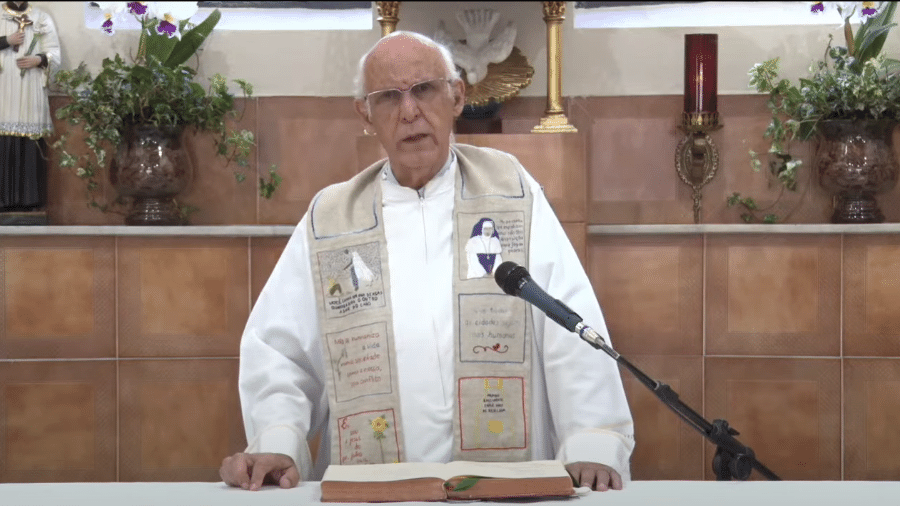O padre Julio Lancellotti em missa virtual realizada neste domingo (4) - Reprodução/YouTube
