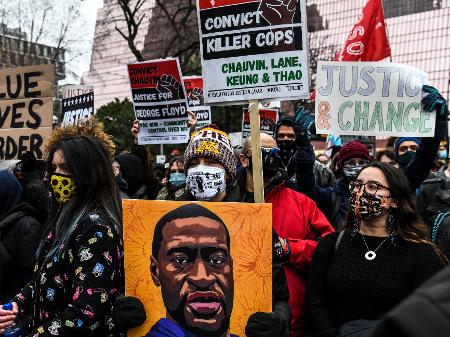 19.abr.2021 - Manifestantes protestam do lado de fora do tribunal durante o julgamento do ex-policial em Mineápolis - Chandan Khanna/AFP