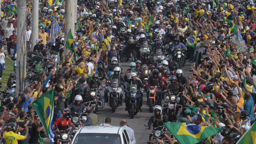 Jair Bolsonaro durante passeio de moto com apoiadores no Rio de Janeiro  - ERBS JR./FRAMEPHOTO/FRAMEPHOTO/ESTADÃO CONTEÚDO