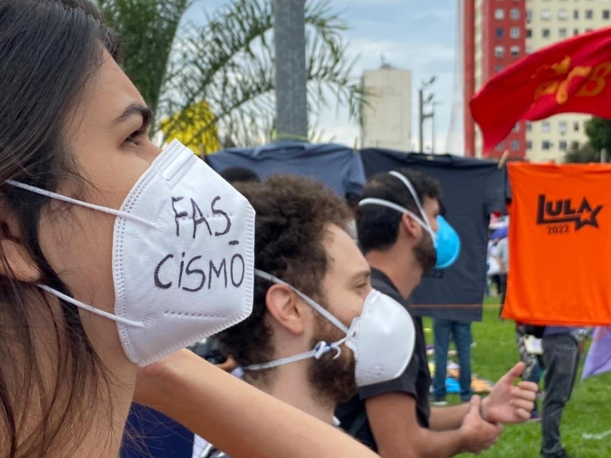 Manifestantes se mobilizam na avenida Presidente Vargas, centro do Rio, para ato contra o presidente Jair Bolsonaro - Herculano Barreto Filho/UOL