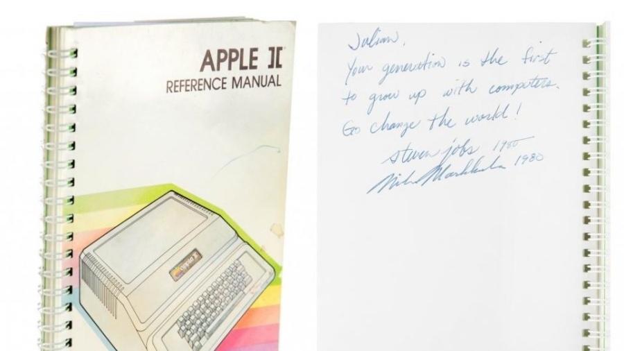 Imagem do manual assinado por Steve Jobs na década de 1980 - Reprodução/RR Auction
