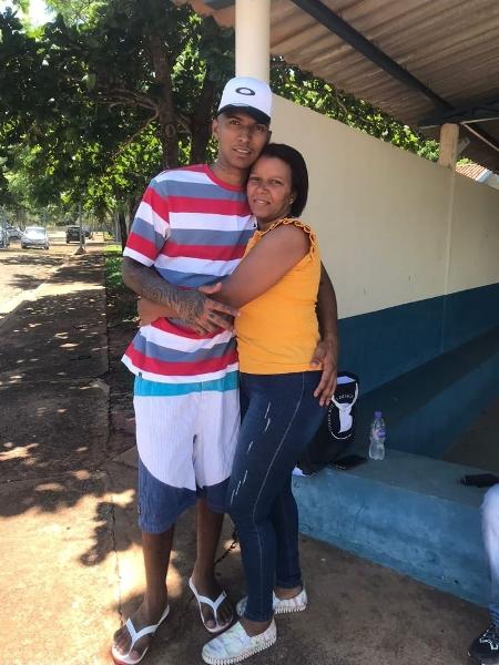 O motoboy Caique Augusto Araújo Gomes e sua mãe Adriana Ozorio de Araújo, em sua saída da prisão, nesta quinta-feira (2). - Arquivo pessoal