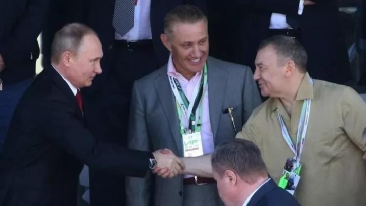 Putin schüttelte 2017 Boris und Arkady Rotenberg die Hand, die angerufen werden "Putins Gefährten" von der britischen Presse - Getty Images - Getty Images