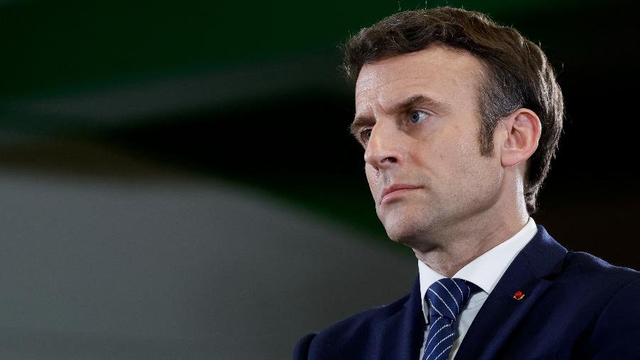 Presidente francês e candidato à reeleição nas eleições presidenciais francesas de 2022, Emmanuel Macron se reúne com moradores locais em Poissy como parte de seu primeiro evento de campanha, França, 7 de março de 2022.  - Benoit Tessier/Reuters