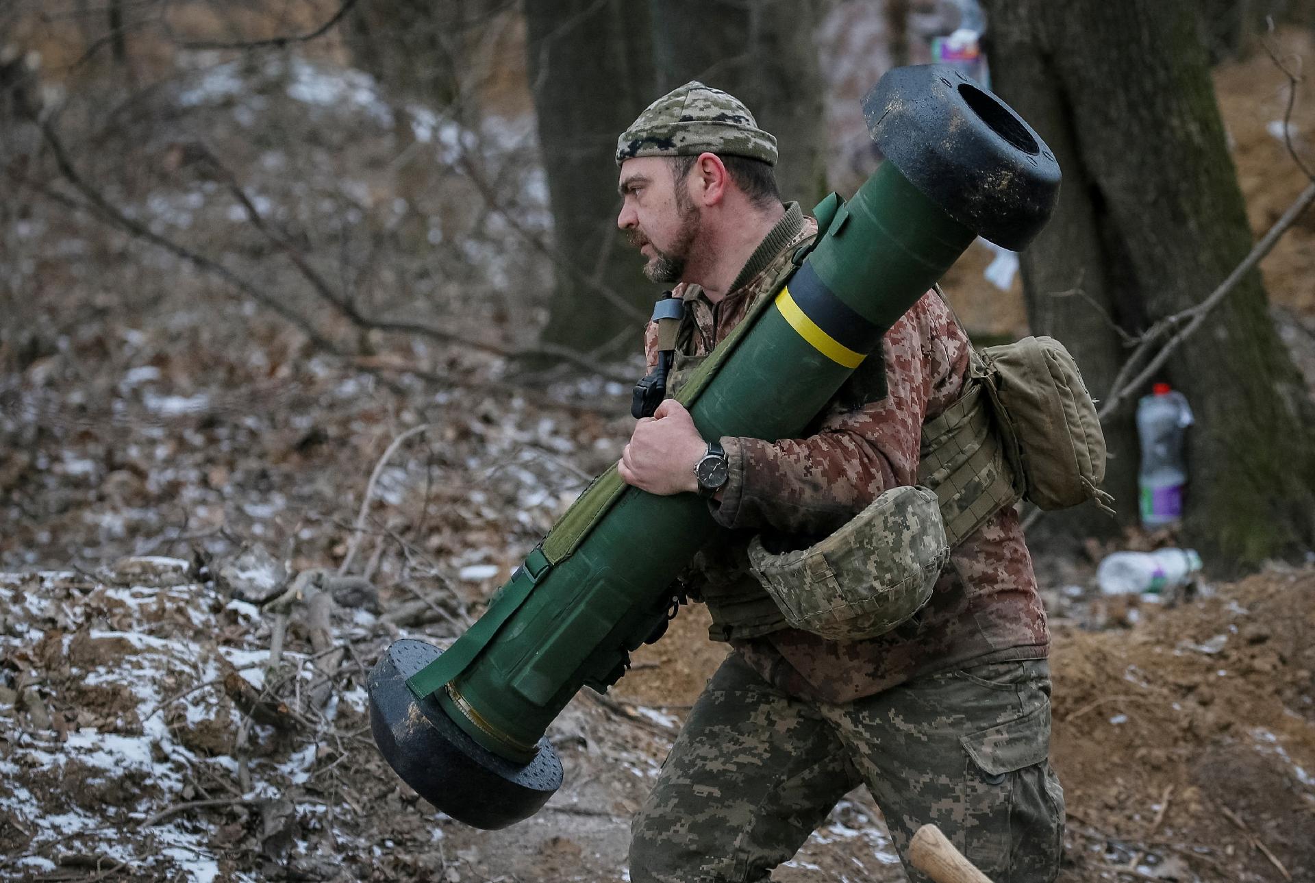 13.mar.2022 - A member of the Ukrainian service carries a Javelin missile system at a frontline position in the northern Kyiv region - GLEB GARANICH/REUTERS