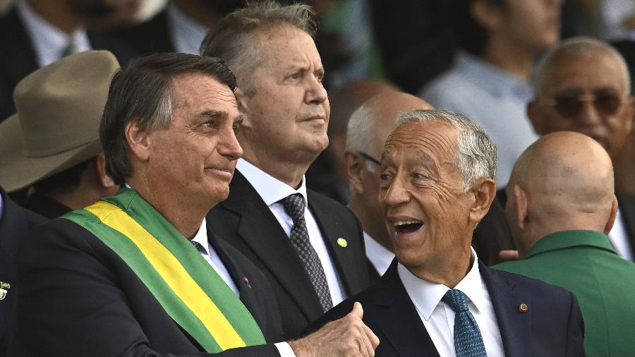 O presidente do Brasil, Jair Bolsonaro, ao lado do presidente de Portugal, Marcelo Rebelo de Sousa, durante o desfile militar para comemorar o bicentenário da independência do Brasil, em Brasília - Mateus Bonomi/Mateus Bonomi/AGIF