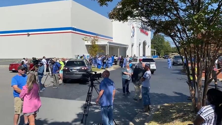 Segundo polícia, pelo menos uma pessoa morreu após atirador abrir fogo em hospital do Arkansas - Andrew Epperson/Twitter/Reprodução de vídeo