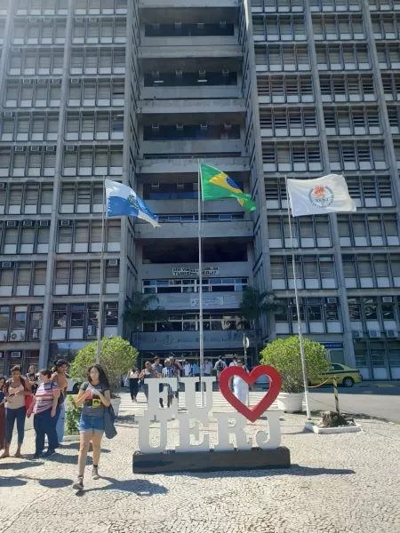 Movimentação na entrada do campus principal da Uerj no Maracanã, zona norte do Rio - Igor Mello/UOL - Igor Mello/UOL