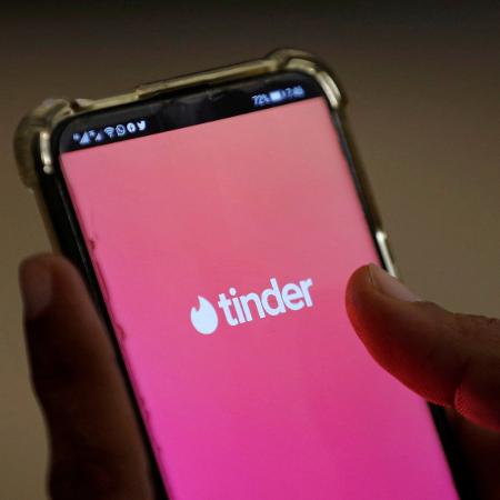 App Tinder em tela de celular - Akhtar Soomro/Reuters